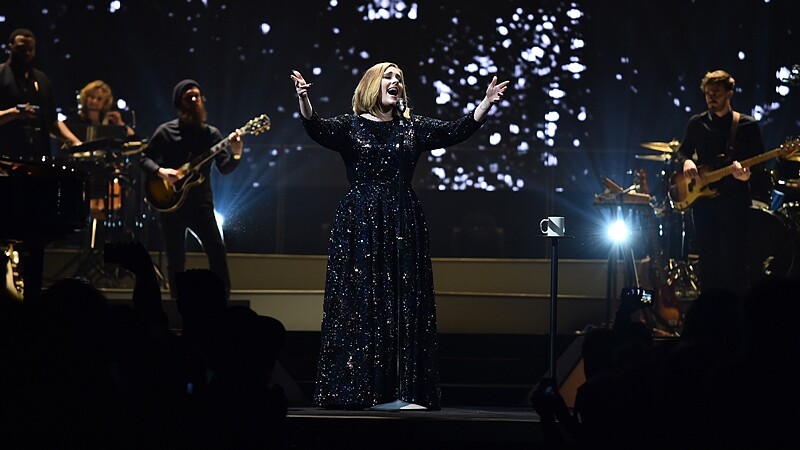 怎麼那麼美！盤點鐵肺歌后Adele演唱會造型選集