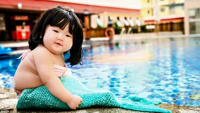 好想捏臉頰！6個月小萌娃化身肉Q小美人魚