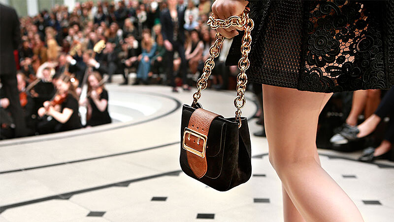 腰帶變包款！BURBERRY向軍旅用品取經 打造時髦Belt bag