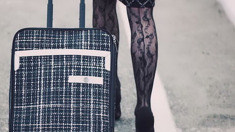 卡爾拉格斐親示範 拉起Chanel登機箱一起去旅行！