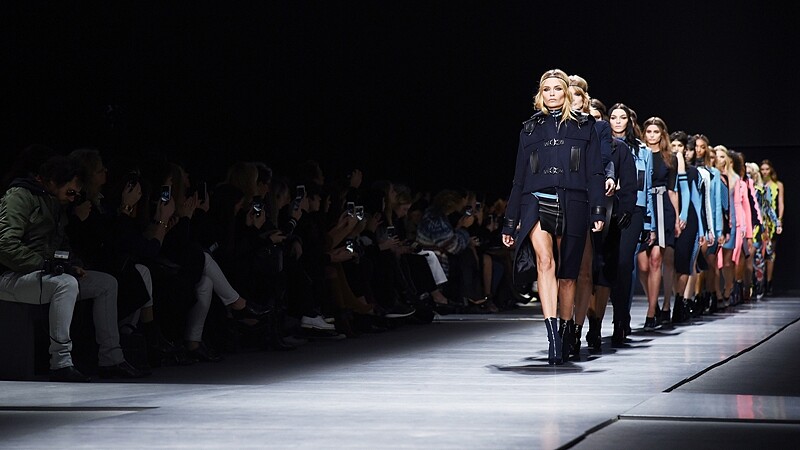 【米蘭時裝周】重回華麗巴洛克！VERSACE秋冬大秀祭出超模Gigi Hadid、Kendall Jenner大展性感黑暗面