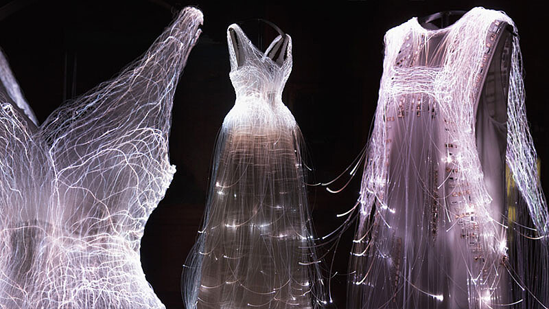 仙女婚紗降臨巴黎羅浮宮！H&amp;M Conscious系列4月7日在台開賣