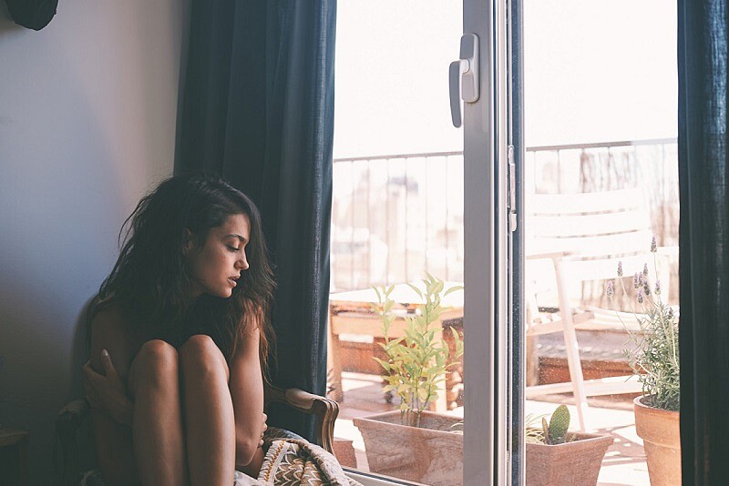 曖昧對象已讀不回？心理學破解「秒回」反而降低吸引力的殘酷真相