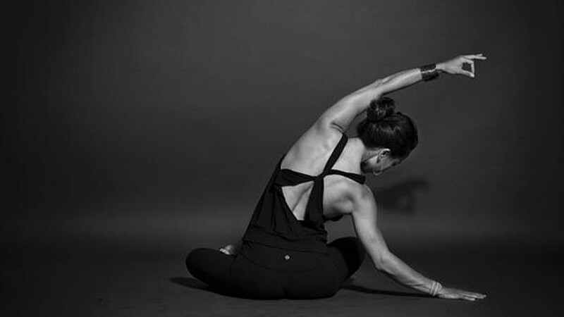 超簡單！30秒上班族心機瑜珈，別讓身體不開心