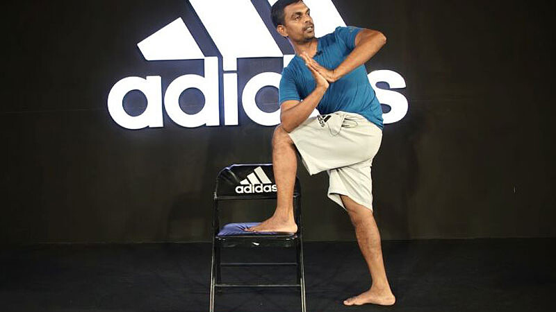 超簡單！30秒上班族心機瑜珈，別讓身體不開心