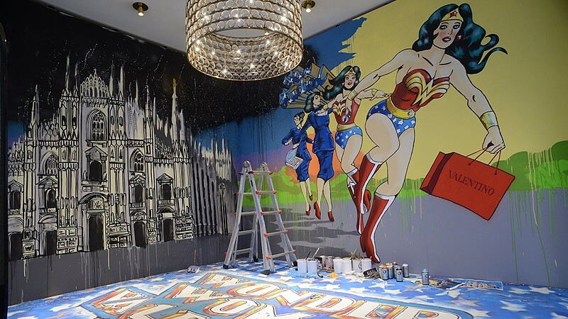 路上巧遇神力女超人！VALENTINO女人本色玩創意