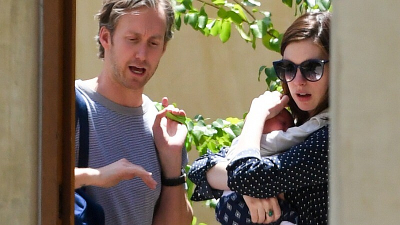 孩子萌樣首曝光！安海瑟薇身材恢復超神速