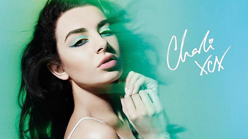 電子小天后Charli XCX的美麗秘密武器！AQUA XL超持久眼線筆