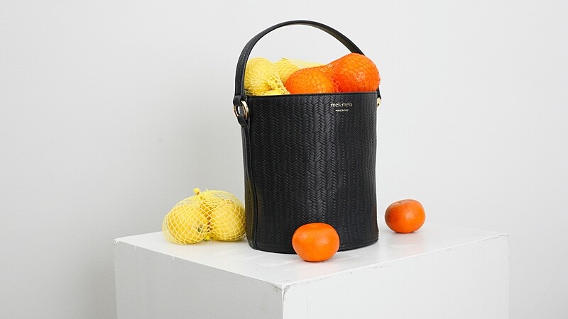 向奧黛莉赫本致敬！meli melo 聖提那水桶編織包