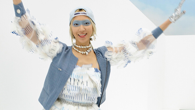 在春夏交接之際，用冷色調的灰藍色單品，為躁動不安的氛圍注入一絲優雅知性。