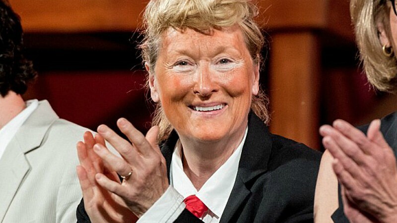 什麼都難不倒梅姨！梅莉史翠普畫橘臉、啤酒肚反串川普像慘了