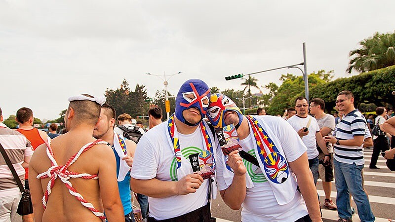 在彩虹的彼端等待平權