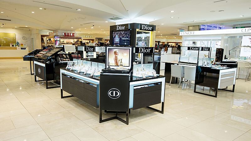 還在用氣墊粉餅上全臉嗎？快讓夢幻底妝大師 Dior 劉韋成教教你！