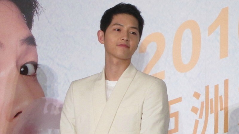 本人真的牛奶肌！宋仲基：「現實要像劉大尉那樣浪漫的男人，應該是沒有吧！」