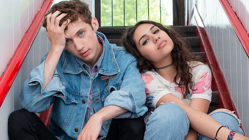 用歌聲療癒人心！特洛伊Troye Sivan為同志發聲：「這個世界需要的只有愛。」