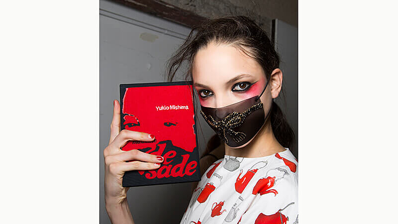 初夏豔紅熱辣辣 大紅色的服裝單品怎麼搭？