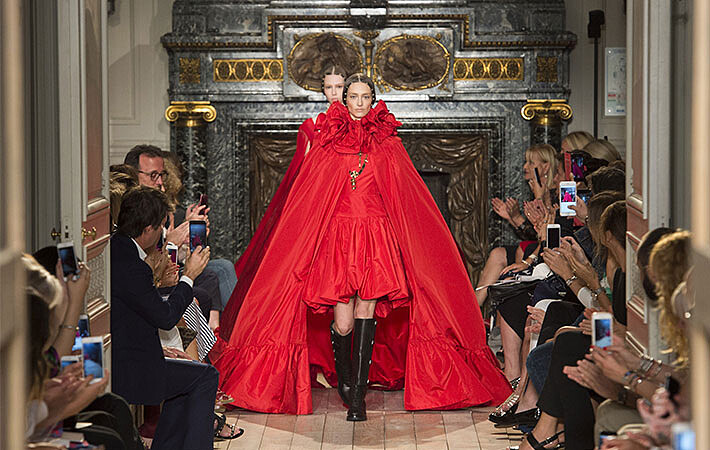 以莎士比亞為靈感！VALENTINO秋冬高級訂製玩伊莉莎白龐克風