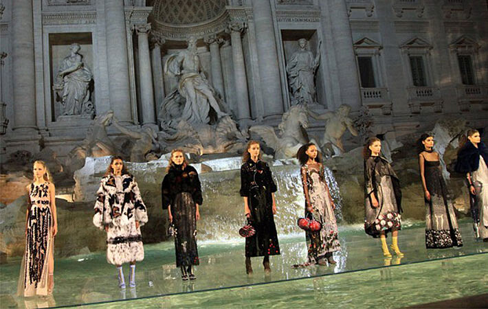 FENDI 90歲水上大秀！神話精靈現身羅馬許願池