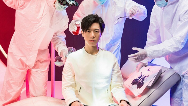 戳破心中既定的韋禮安！最新專輯《硬戳》用音樂幽默high