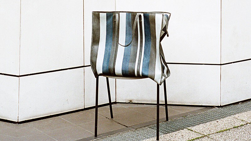 與機車包一樣高詢問度!Balenciaga BAZAR彩色條紋包太時髦