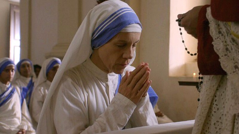 用愛接納一切！《愛無止盡德蕾莎》傳記電影重現德蕾莎修女無私行善事蹟