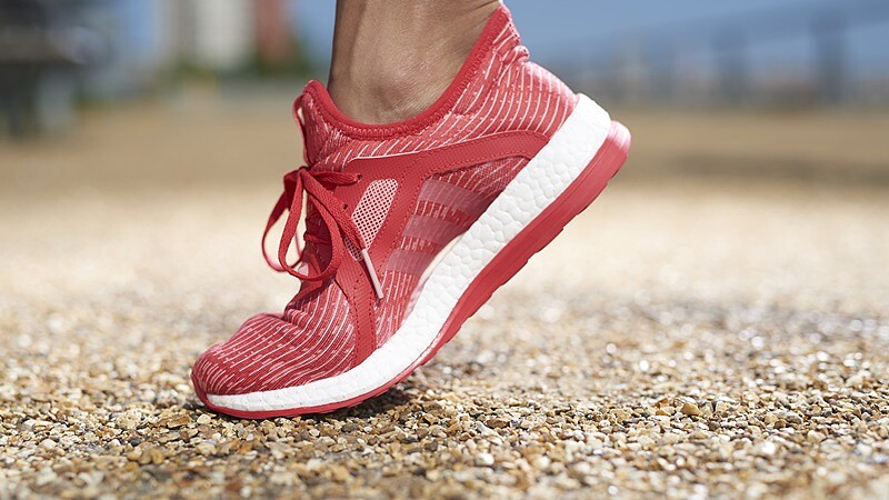 閃耀亮火紅x粉嫩湖水綠！adidas PureBOOST跑鞋新色到