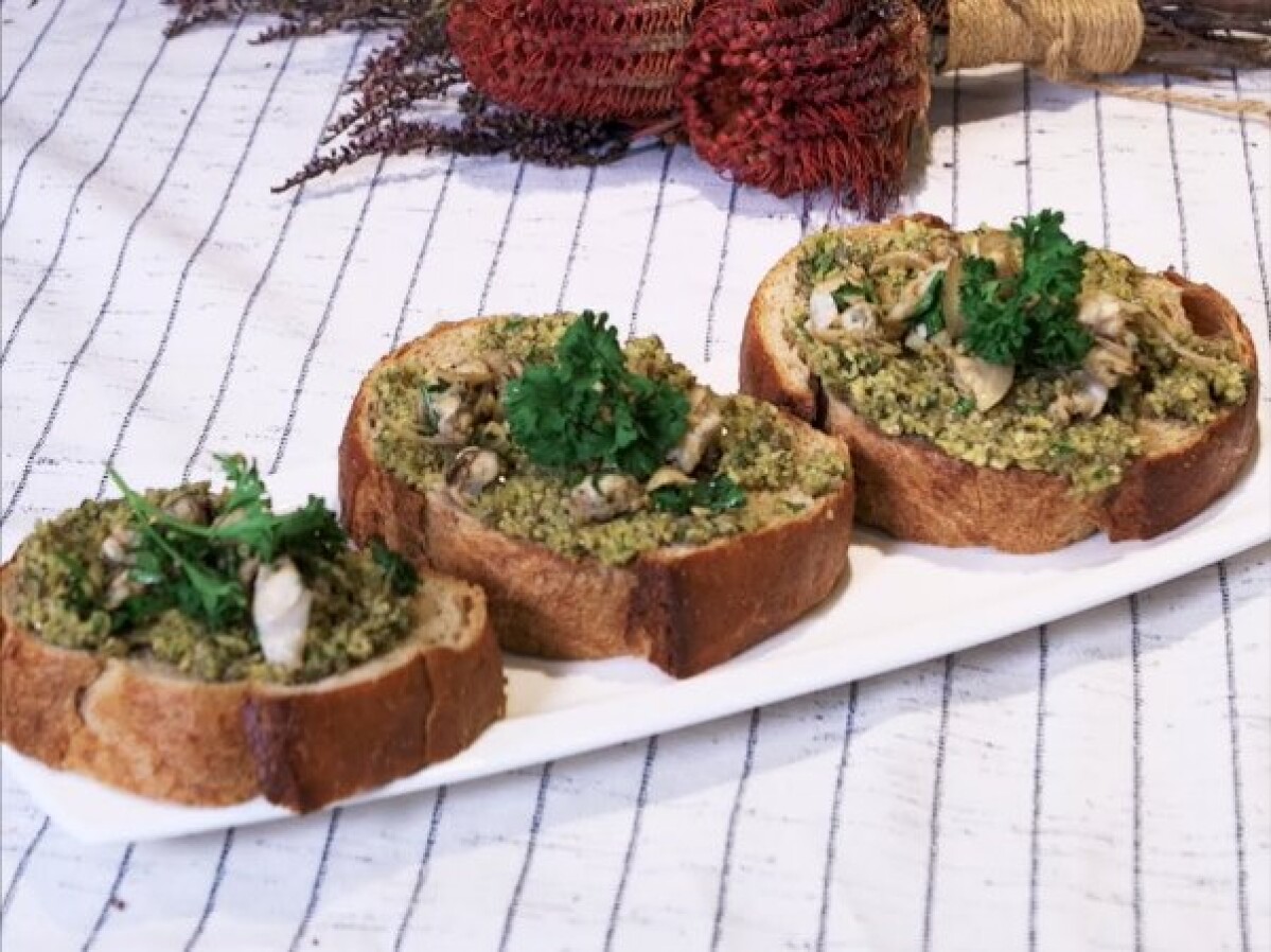 【姊弟煮廚週末上菜】橄欖酸豆蛤蠣烤麵包