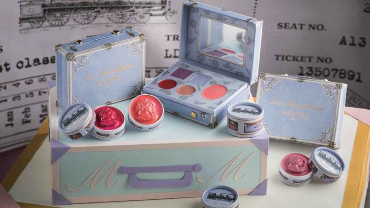 拎著迷你彩妝行李箱、擦上大理石唇膏，來場Laduree的秋季火車之旅