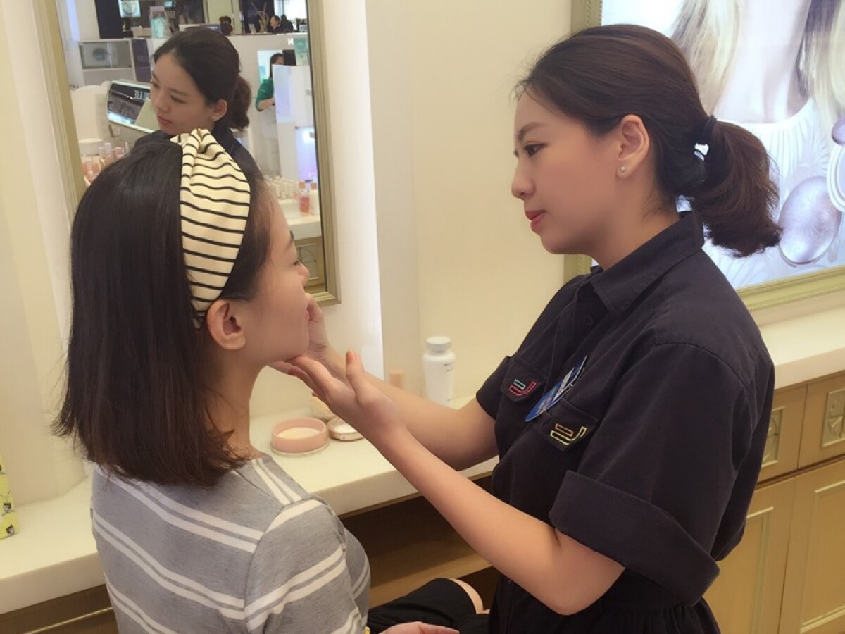 Paul &amp;amp; Joe底妝神手教會我們的事：粉底液前後多加一步，讓妳從黃臉婆變成韓星光澤肌(加映秋冬莓果色煙燻妝)