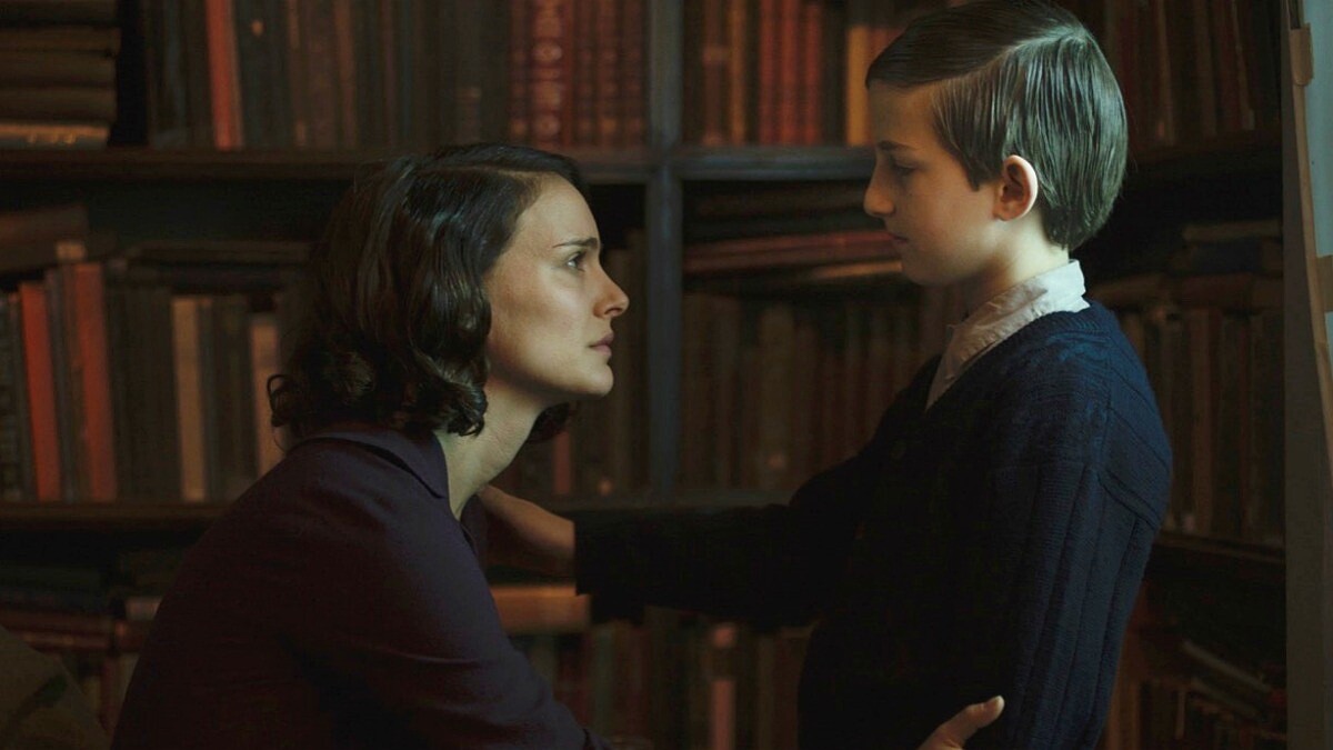 「沒有人了解任何人，甚至不了解自己。」娜塔莉波曼首部自導自演長片《愛與黑暗的故事》