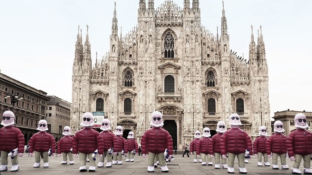 大批娃娃快閃米蘭街頭!Moncler秋冬形象大使太可愛