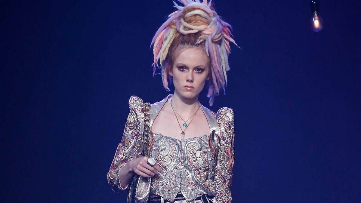 【紐約時裝週】燦爛星光中劃下句點！彩色雷鬼頭、天鵝絨毛草、厚底羅馬靴Marc Jacobs春夏大秀超多亮點