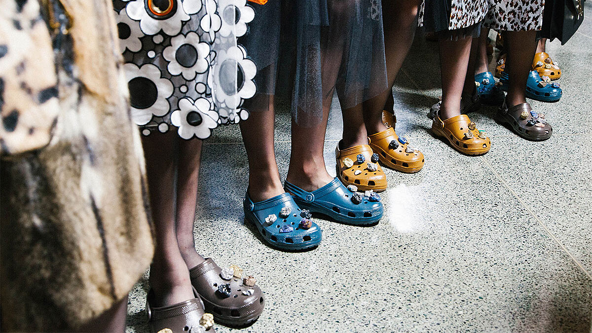 【倫敦時裝週】布希鞋登上秀台！Christopher Kane：「有些人認為它很醜，但我愛它天真而樸拙的樣子」