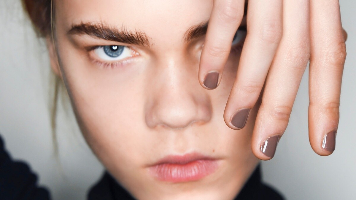 火焰橘、暗酒紅、濃郁咖啡…秋日溫暖指彩顏色特輯