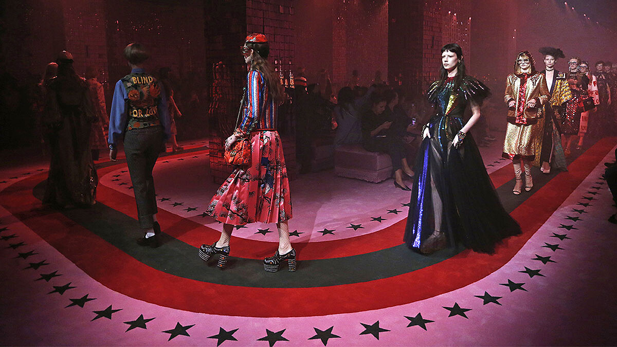 【米蘭時裝週】古典扇子、中式繩結、訂製帽、超狂輪廓，Gucci 2017春夏秀場上不能錯過的元素！