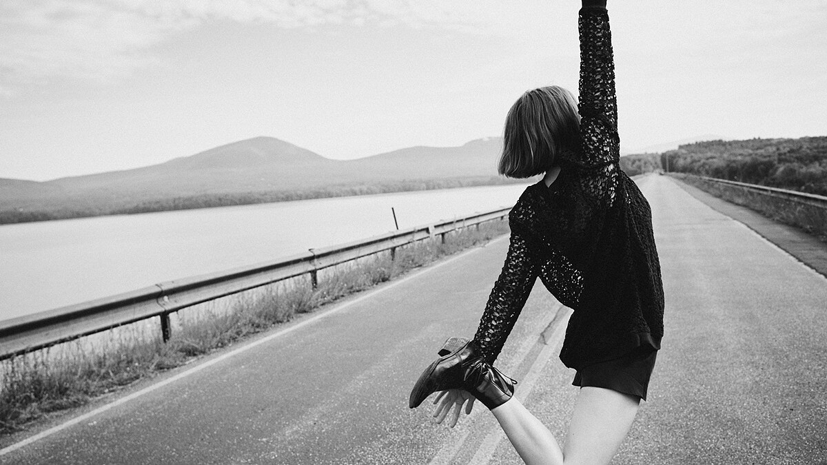 AllSaints春夏攜手Maya Hawke 尋求奔放自由的渴望