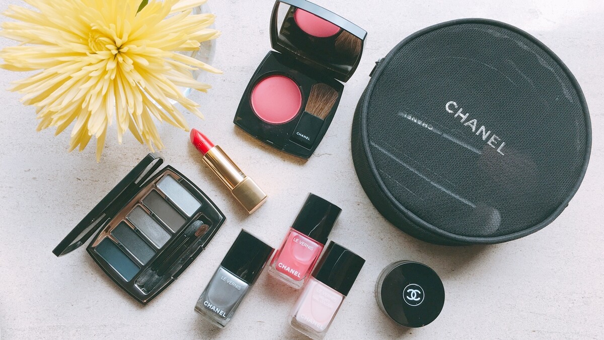 聖誕彩妝第一發！香奈兒端出3亮點：山茶花粉底刷、眼線霜、銀色鏡面指甲油