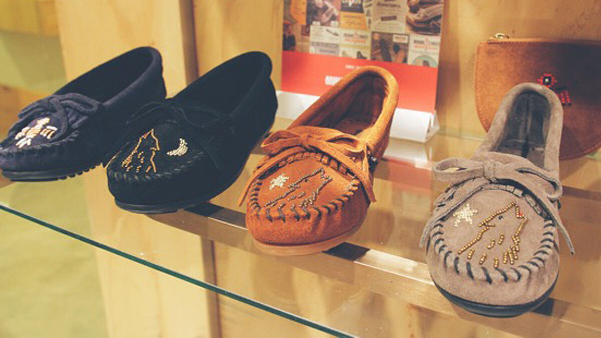 Minnetonka 秋冬結合法式珠繡手藝 獻上童趣俏皮莫卡辛鞋