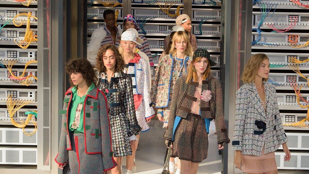 【巴黎時裝週】機器人走秀開場!CHANEL 2017春夏打造時髦科技中心