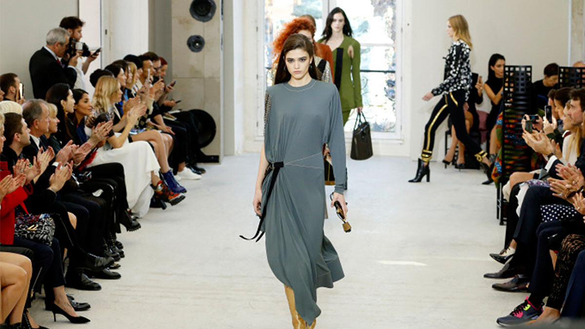 【巴黎時裝週】明年絕對要擁有的可愛單品！Louis Vuitton春夏把行李箱變手機殼