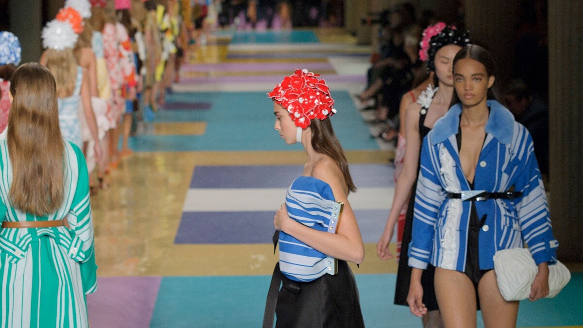 【巴黎時裝週】復古高腰泳裝搶開場!Miu Miu打造春夏粉嫩系海灘派對