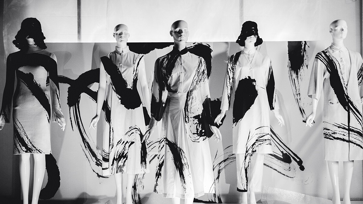 沉溺文字筆畫間的把戲!詹朴的《讀衣》時尚x藝術跨界展