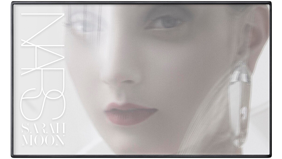 透明馬甲眼彩盤時髦感激升！NARS x SARAH MOON打造超現實耶誕彩妝系列