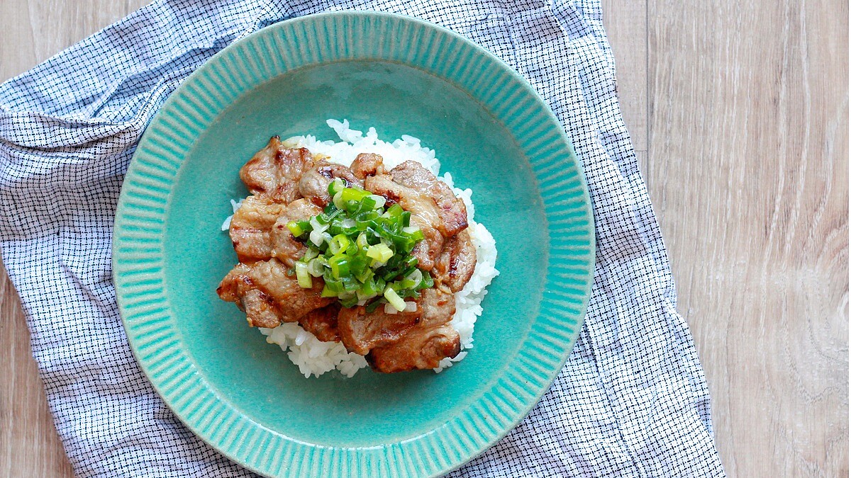 日式蔥燒豬肉蓋飯食譜｜20 分鐘快手料理，鮮嫩多汁超下飯！