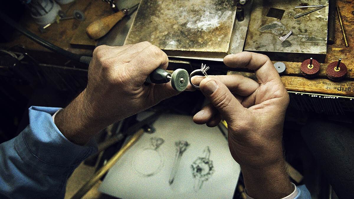 【珠寶小學堂】錦簇、六爪、隱密、滑動… 內行人才能一眼認出的獨門珠寶鑲嵌法！