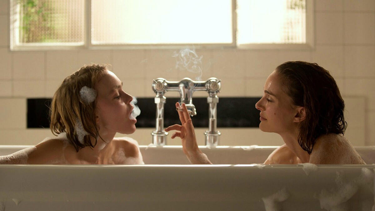 更暗黑、更心機!娜塔莉波曼攜手莉莉蘿絲戴普新片《通靈美人》