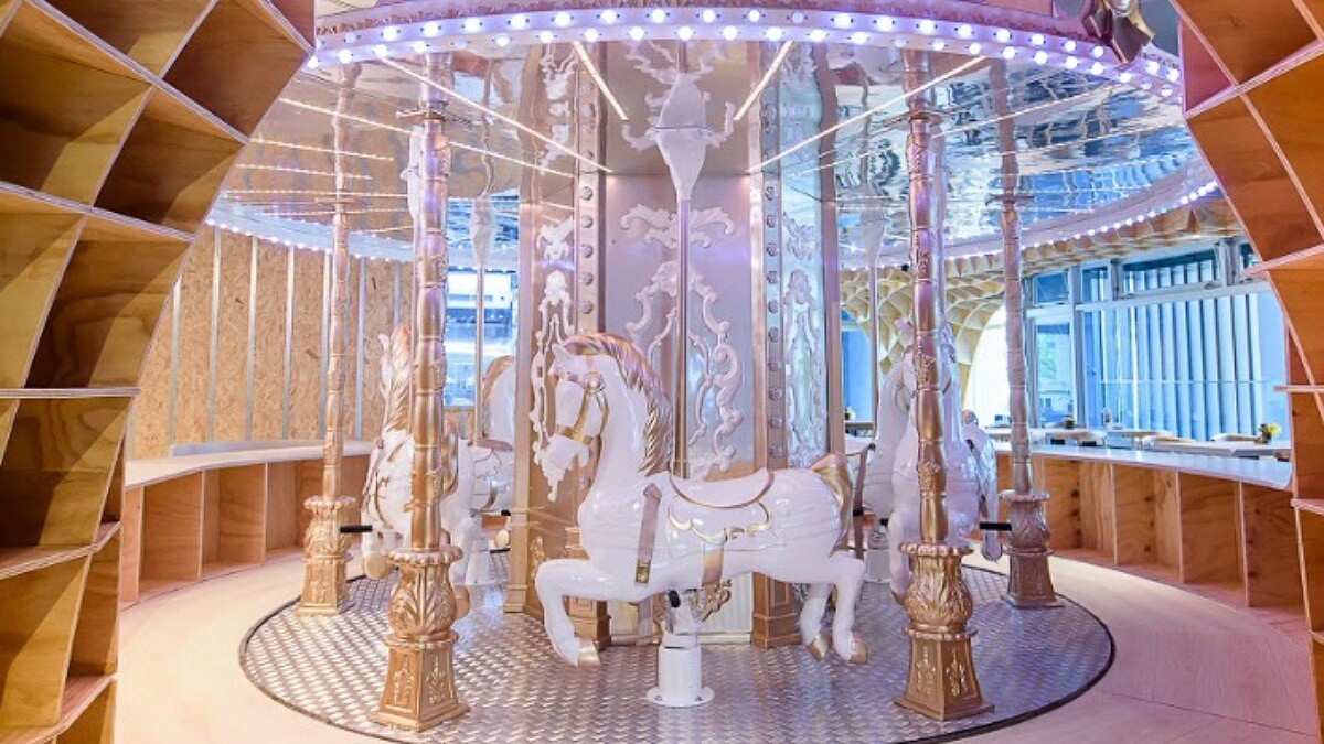 宛如小型樂園！Money Jump打造超夢幻旋轉木馬親子餐廳