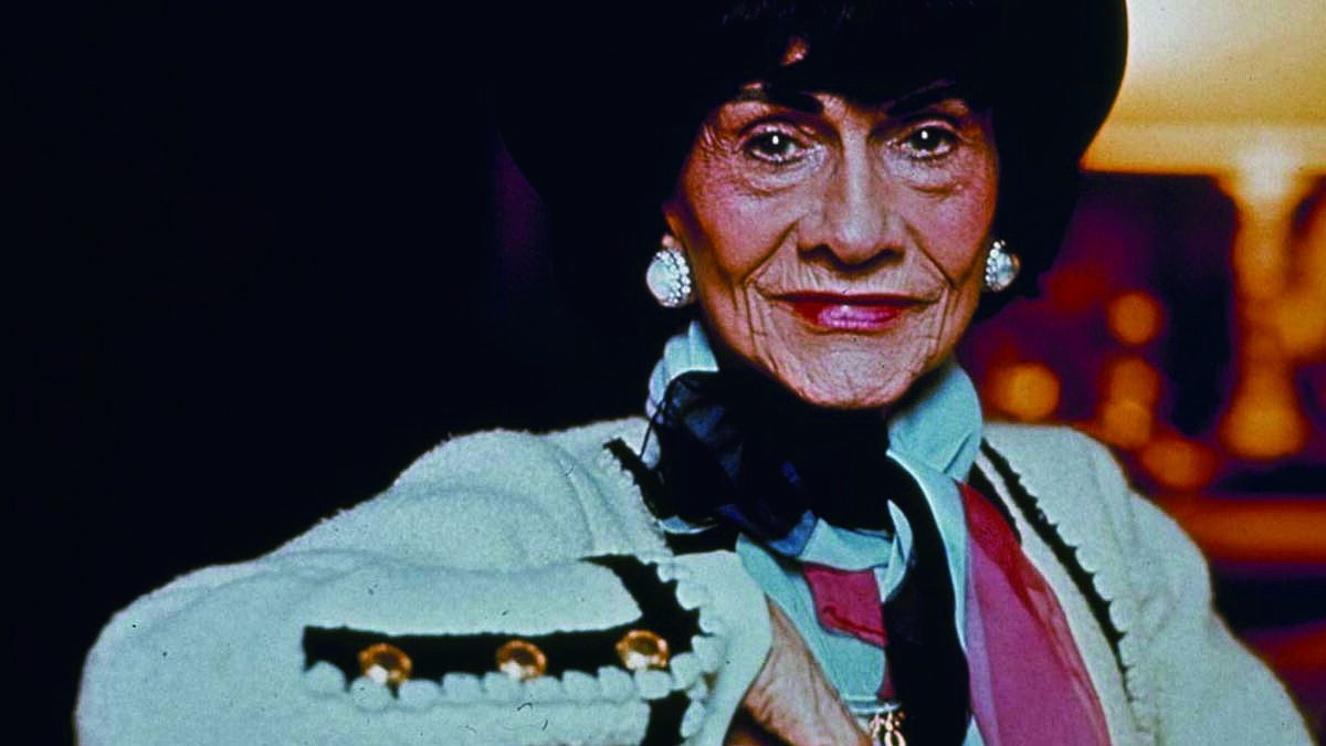 “只要妳能瞭解男人其實像孩子一樣,妳就什麼都懂了!”,服裝之外,大無畏的可可.香奈兒