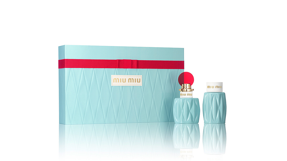 熟女用了也會變少女!天空藍格紋配上紅色緞帶Miu Miu聖誕獻禮太犯規