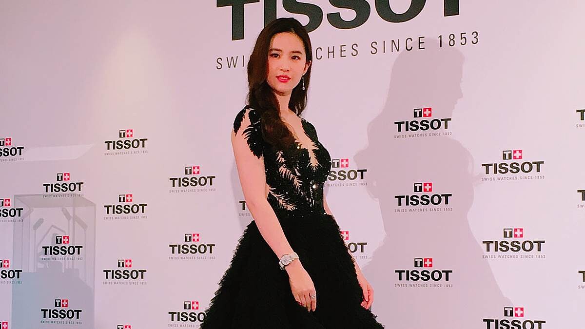 劉亦菲：「我喜歡把話刻在腕錶上，可讓對方時刻感受到關心，別具意義。」